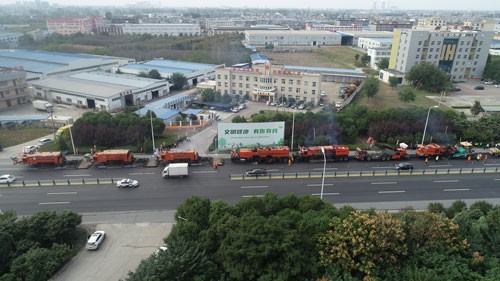 參會(huì)各單位代表現(xiàn)場(chǎng)觀摩就地?zé)嵩偕┕?jpg